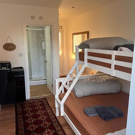 1 Bedroom & Bathroom Dorney Екстериор снимка
