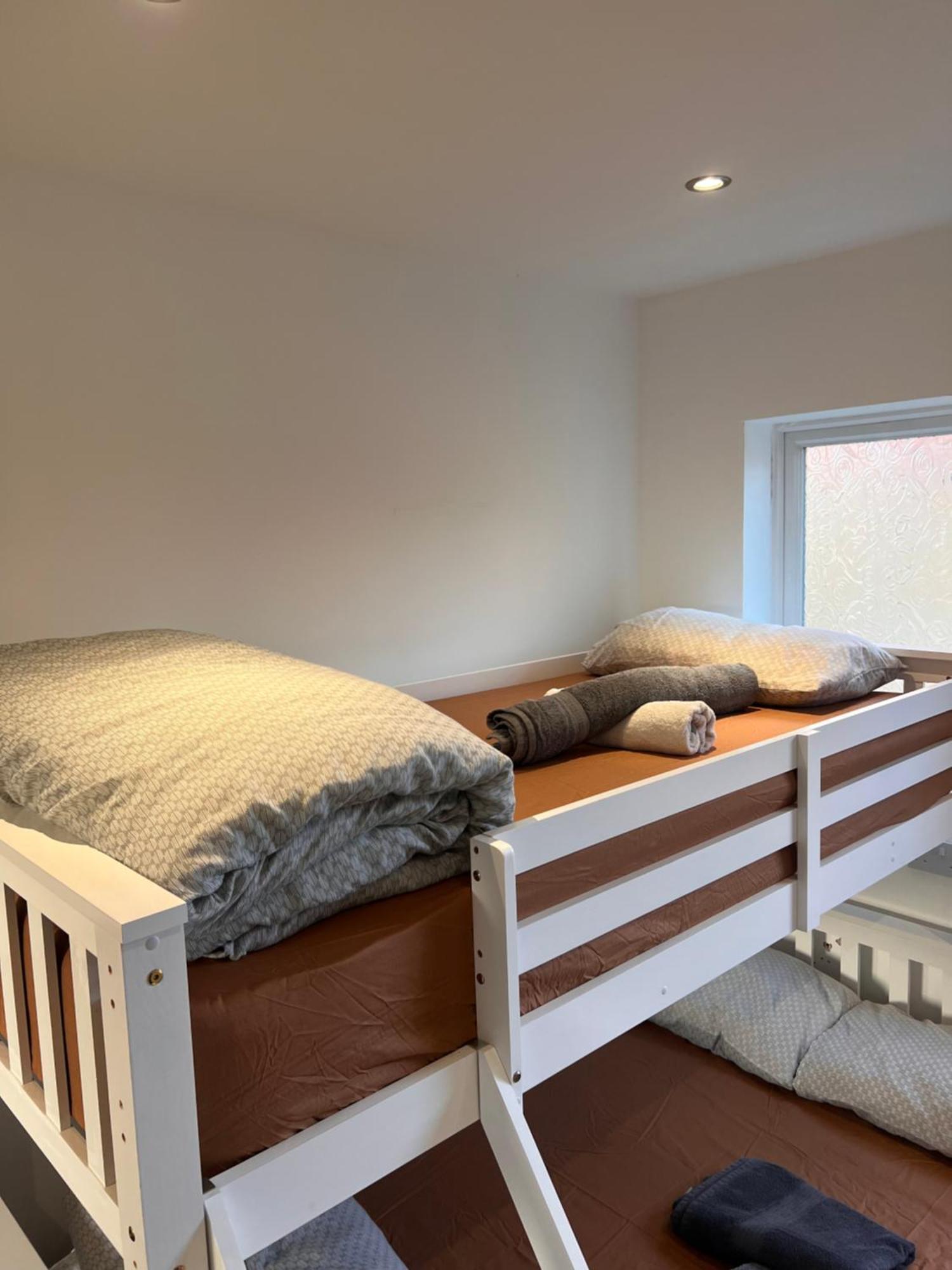1 Bedroom & Bathroom Dorney Екстериор снимка