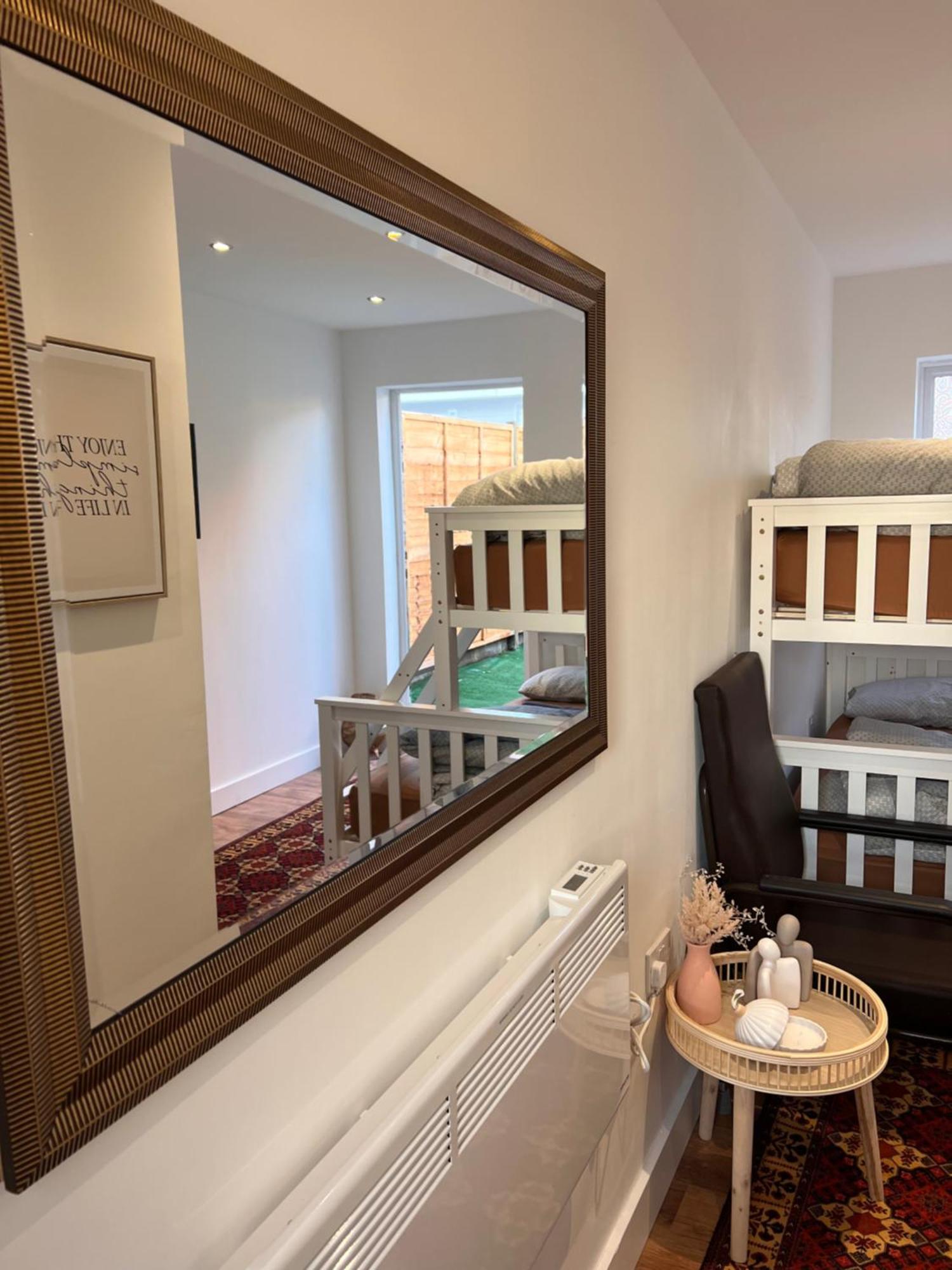 1 Bedroom & Bathroom Dorney Екстериор снимка