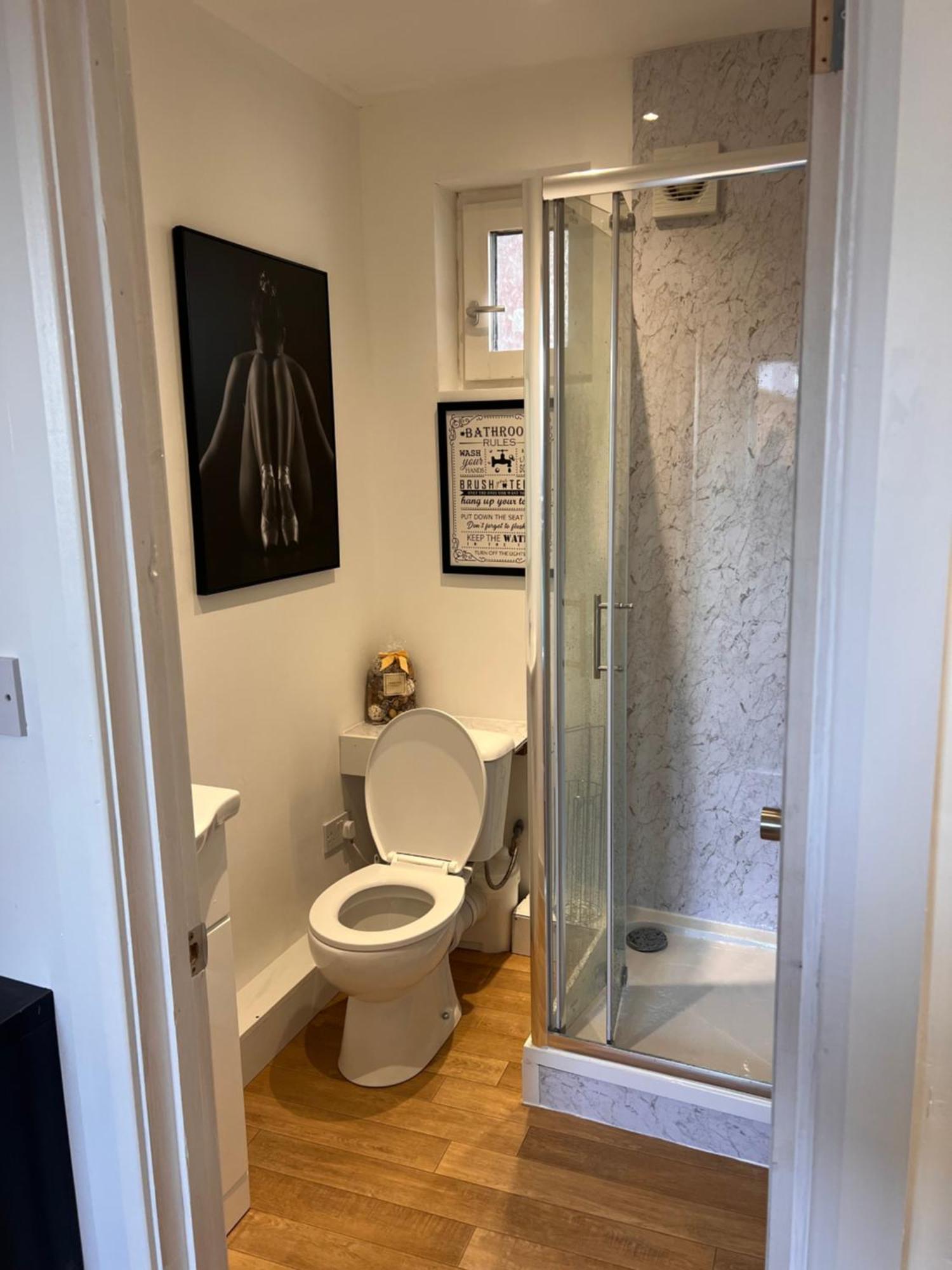 1 Bedroom & Bathroom Dorney Екстериор снимка