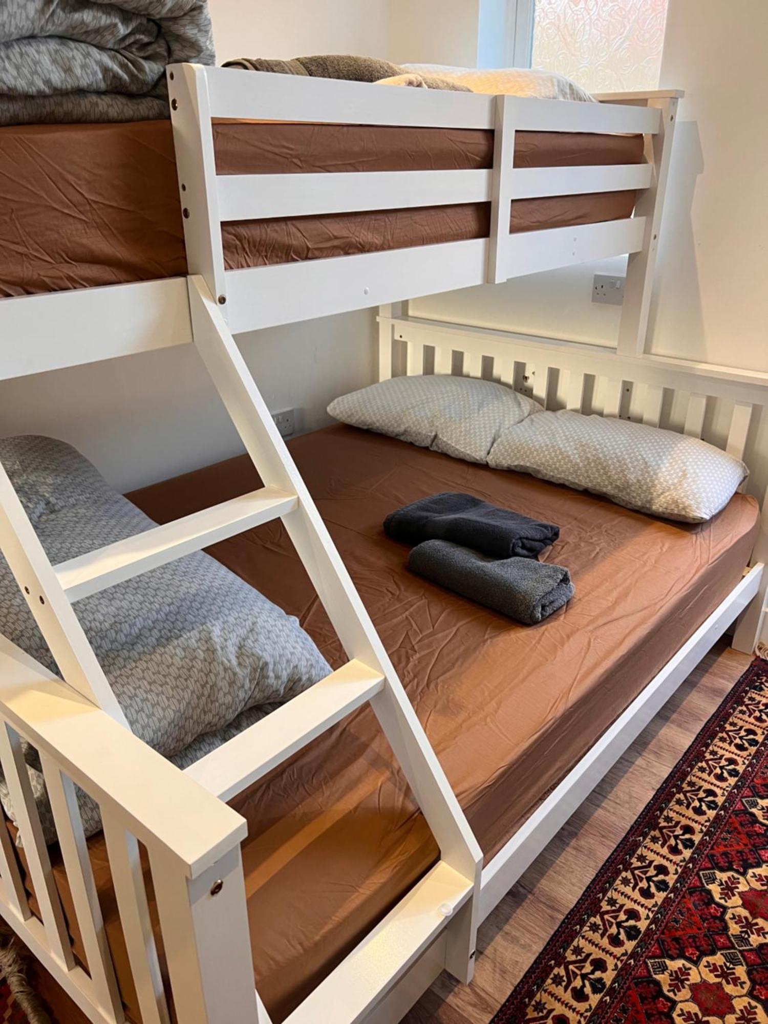 1 Bedroom & Bathroom Dorney Екстериор снимка