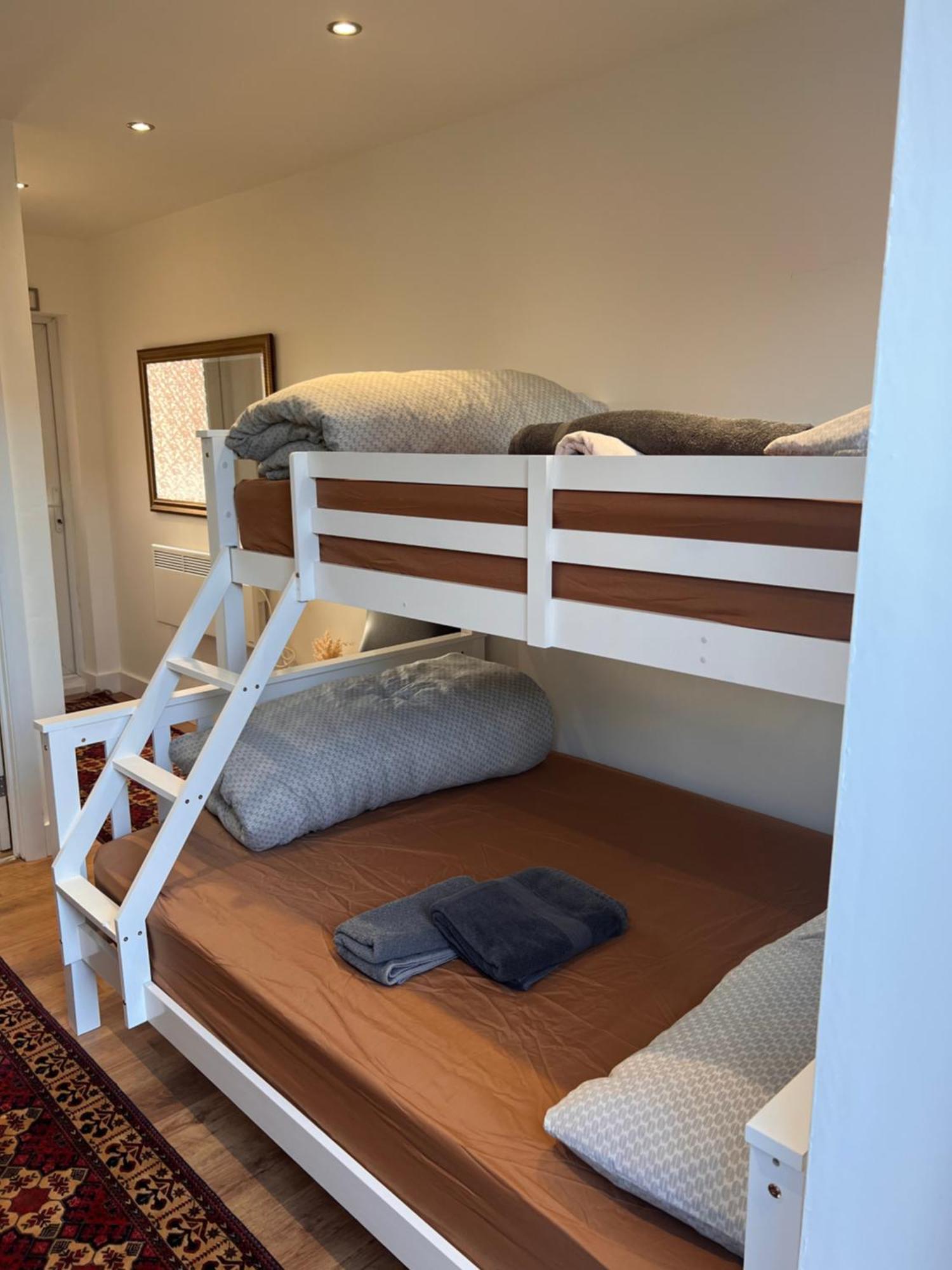 1 Bedroom & Bathroom Dorney Екстериор снимка