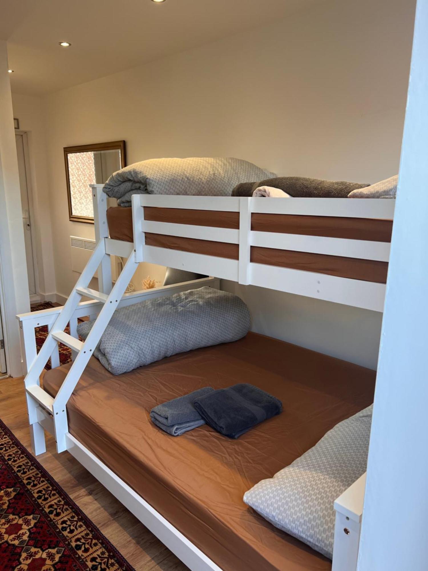 1 Bedroom & Bathroom Dorney Екстериор снимка