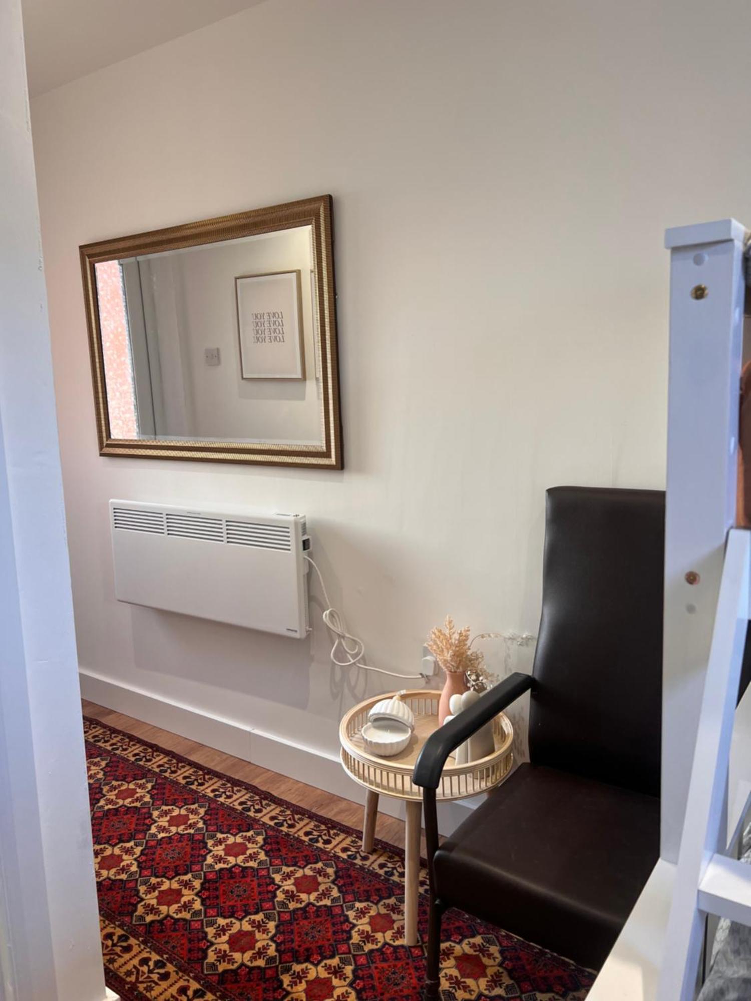 1 Bedroom & Bathroom Dorney Екстериор снимка