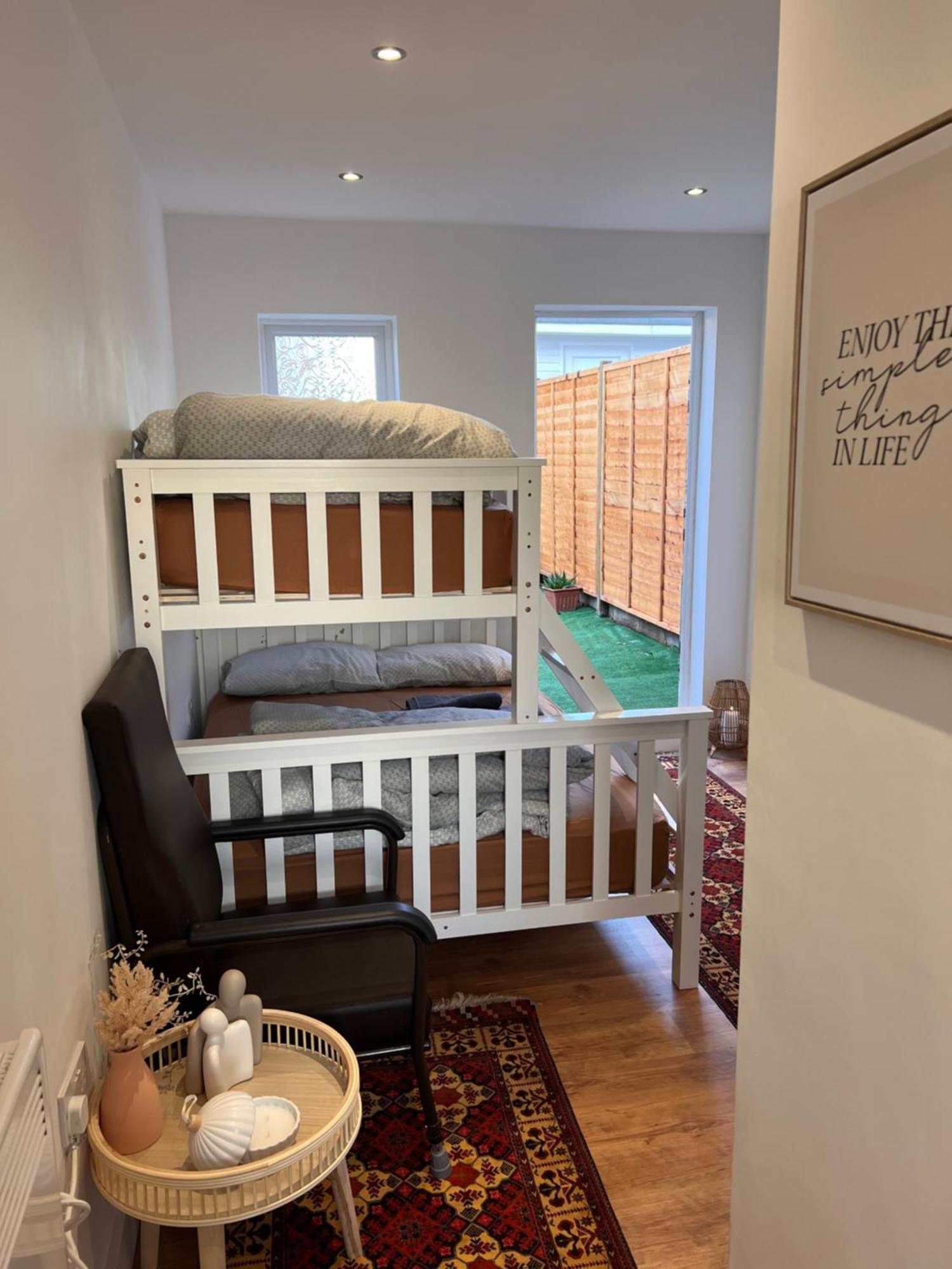 1 Bedroom & Bathroom Dorney Екстериор снимка