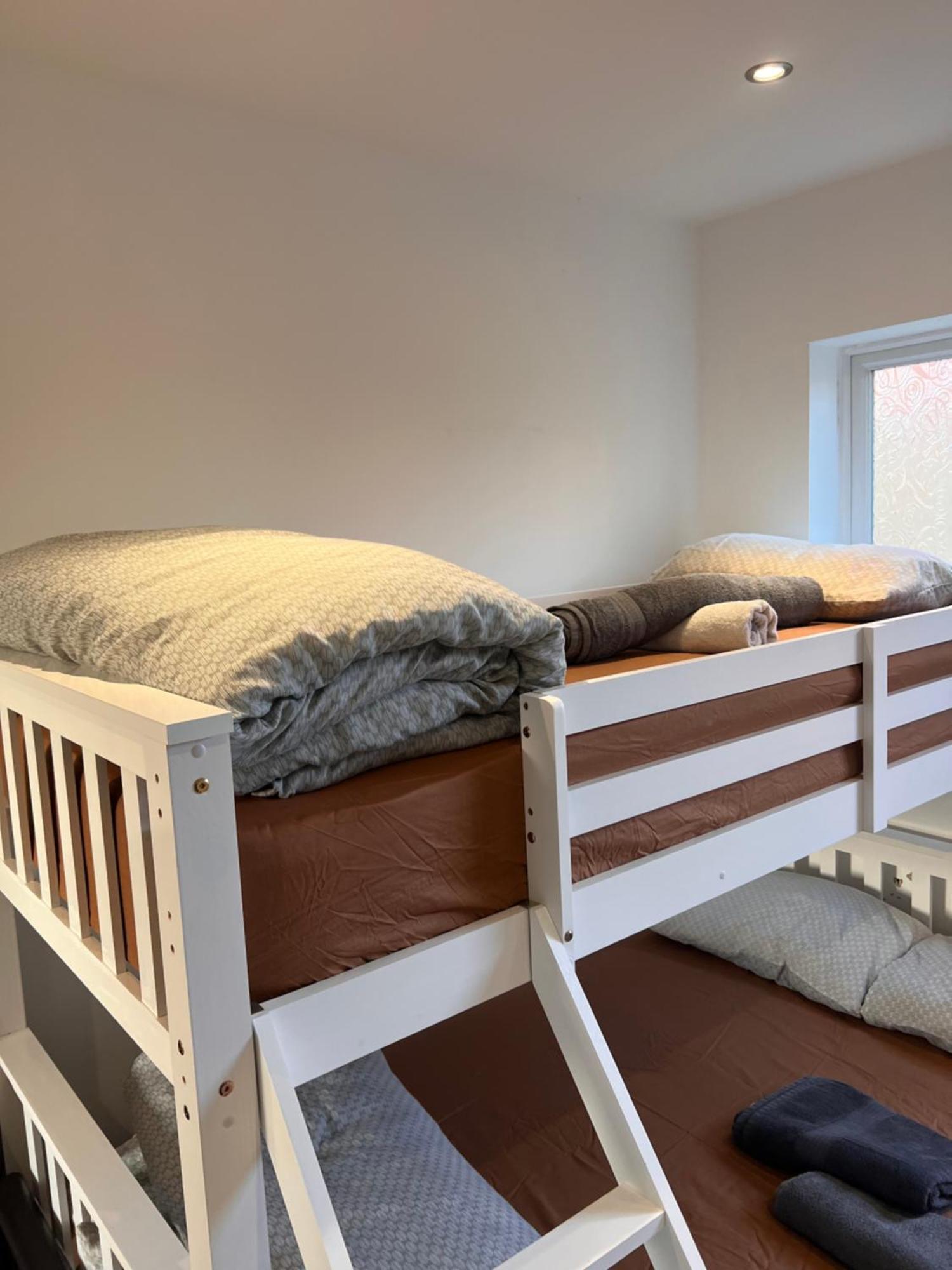 1 Bedroom & Bathroom Dorney Екстериор снимка