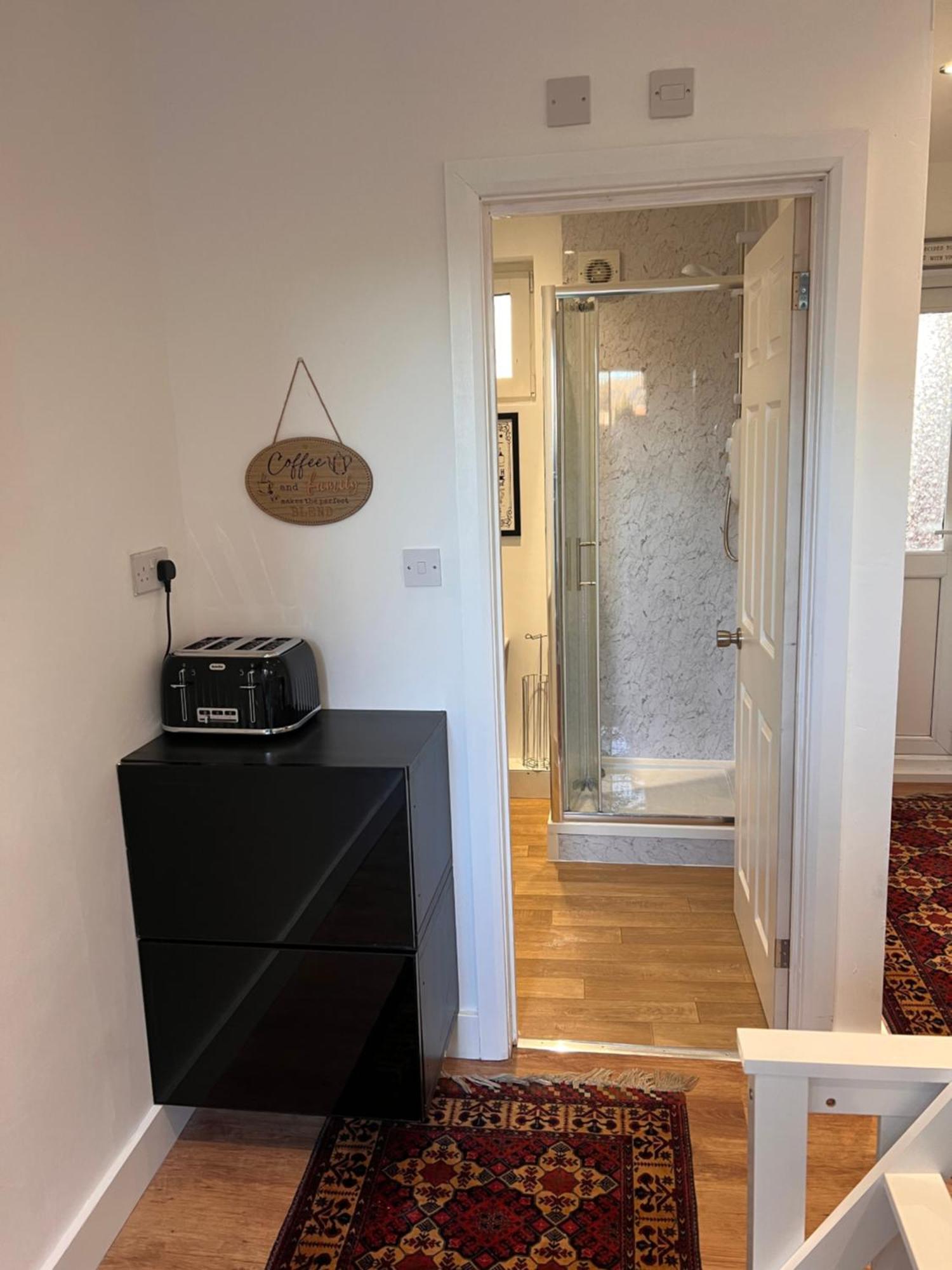 1 Bedroom & Bathroom Dorney Екстериор снимка